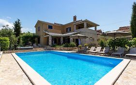 Villa Salvea With Heated Pool